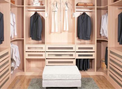 你知道该怎么挑选实木衣柜吗?